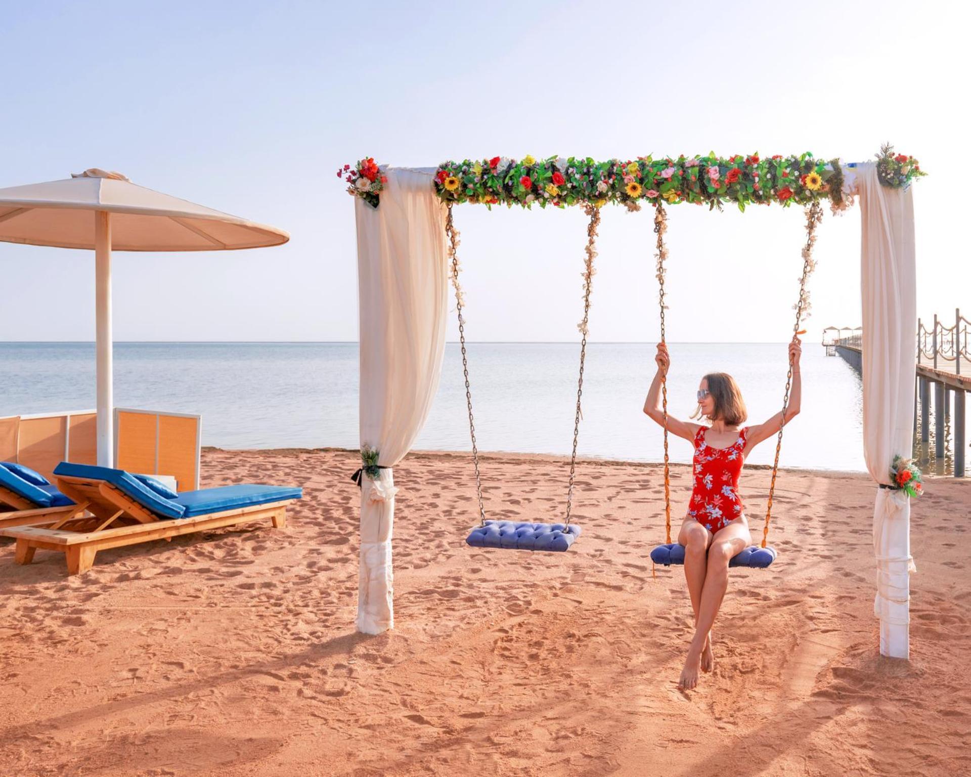 Pickalbatros Laguna Club Resort Sharm El Sheikh المظهر الخارجي الصورة A swing at the beach